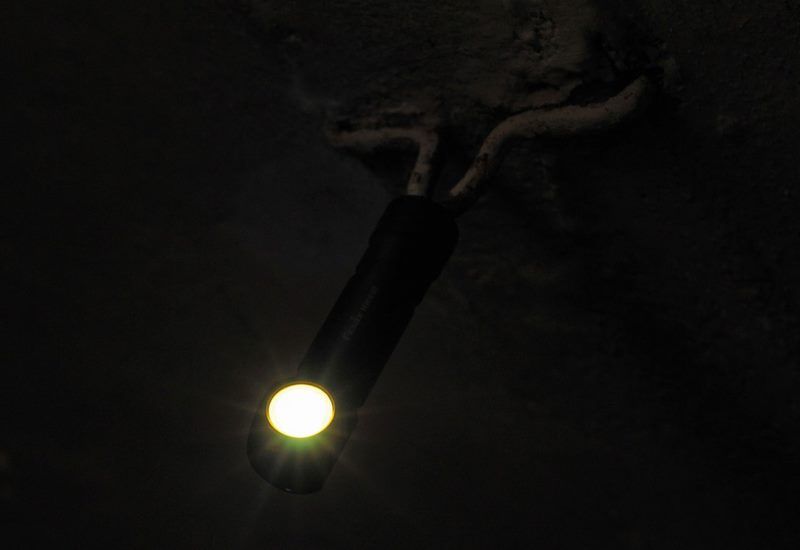 Г-образный налобный фонарь Fenix HM61R