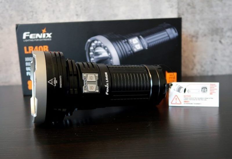 Мощный поисковый фонарь Fenix LR40R