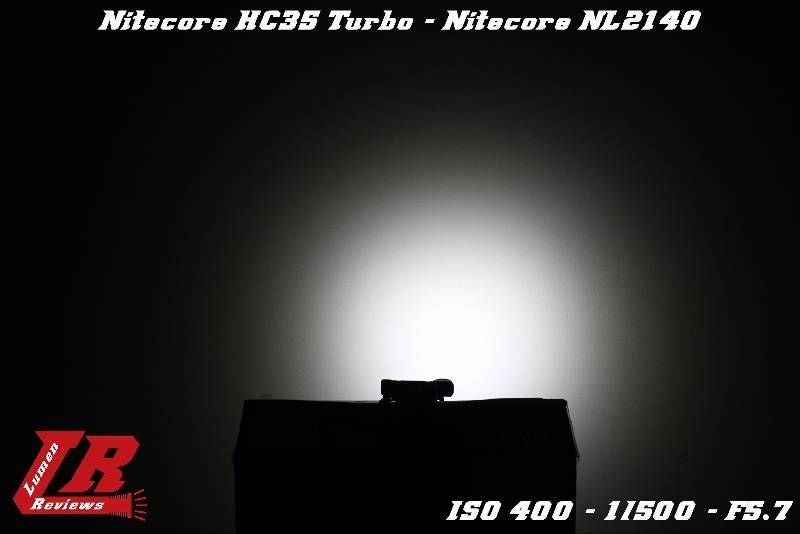 Г-образный налобный фонарь Nitecore HC35