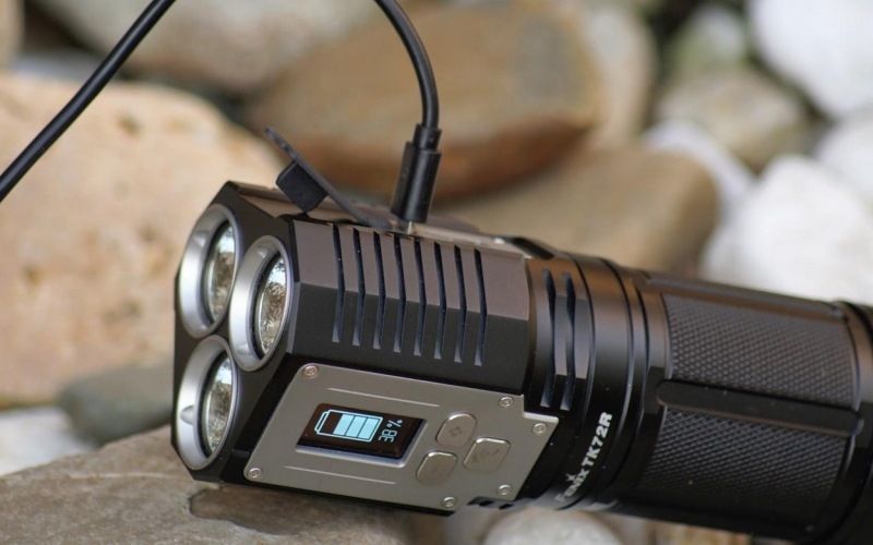 Сверхмощный поисковый фонарь Fenix TK72R